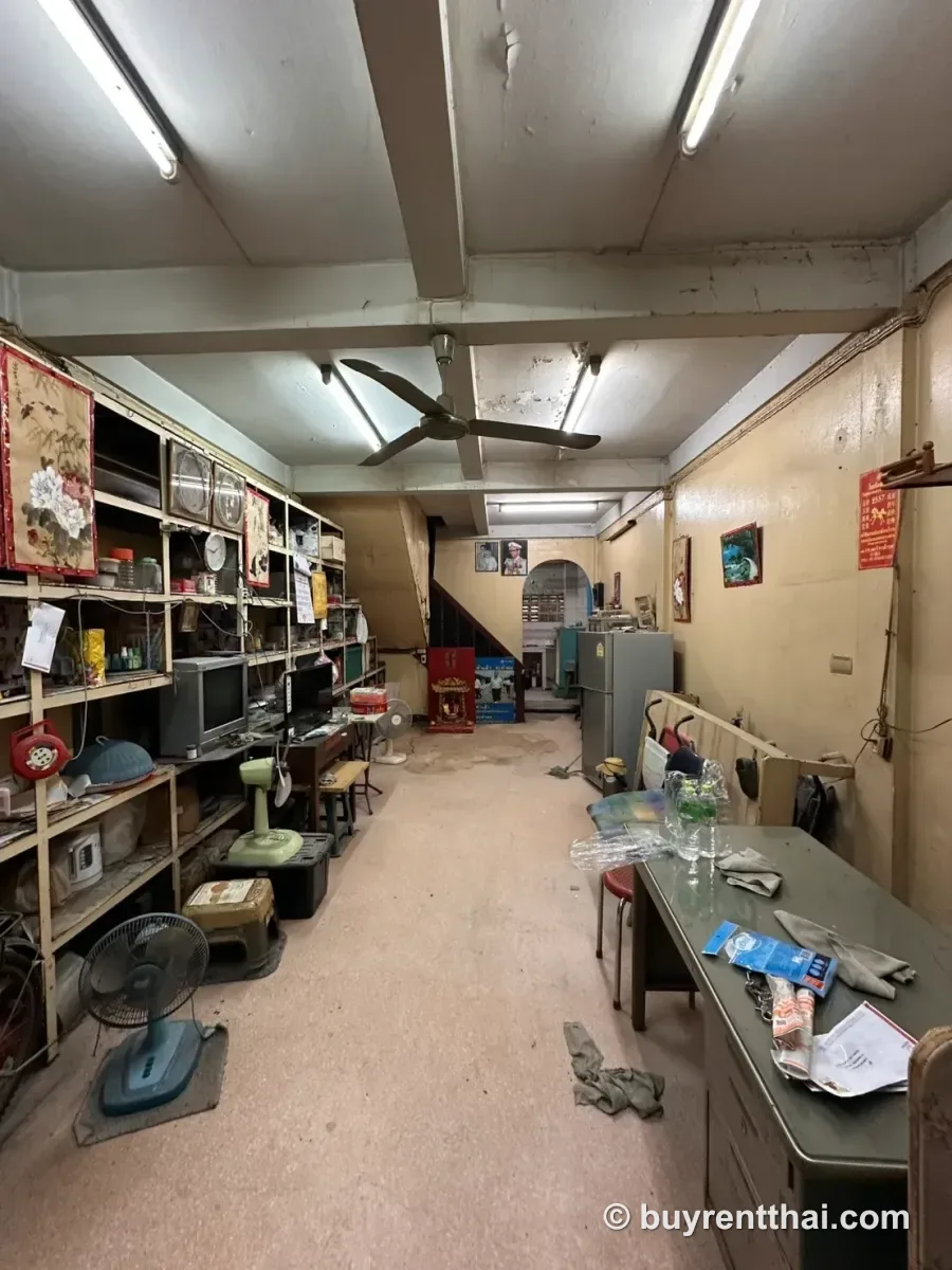 Urgent Sale Lowest price in the area! 4-story shophouse, Soi Rongmuang 1, Pathumwan, 14 sq.wa. Excellent location, unrenovated. Walking distance to Banthat Thong Road, near Chulalongkorn University and National Stadium BTS station. Rong Mueang Pathum Wan Bangkok 2