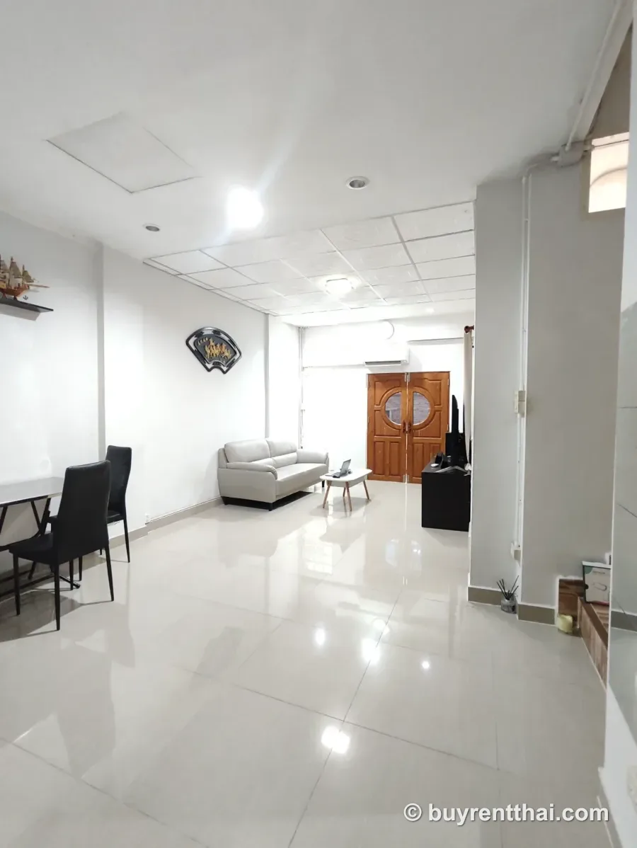 Urgent sale by owner. Townhouse in a prime location in the Taksin-Suksawat-Rama 2 area. Bang Pa Kok Rat Burana Bangkok 2