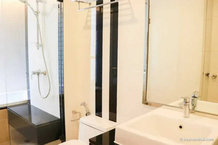 Owner renting directly >> Newly renovated room, available for short-term and long-term rental. Located in the heart of Sukhumvit, near MRT Phetchaburi. Phra Khanong Nuea Watthana Bangkok 2