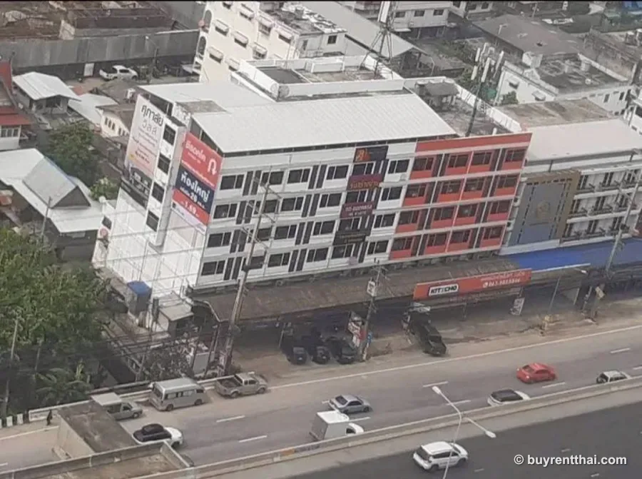 For rent: A two-story commercial building, one unit. The second floor is spacious and can be connected to five other units. Prime location on Bangna-Trat Road, KM 5. Bang Na Tai Bang Na Bangkok 2