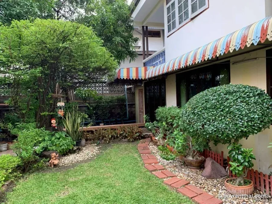 House and apartment for sale, numbers 22 and 24, Soi Phahonyothin 67. Located next to Sai Yud BTS station. Approximately 100 meters into the soi, on the right-hand side. Chatuchak Bangkok 2