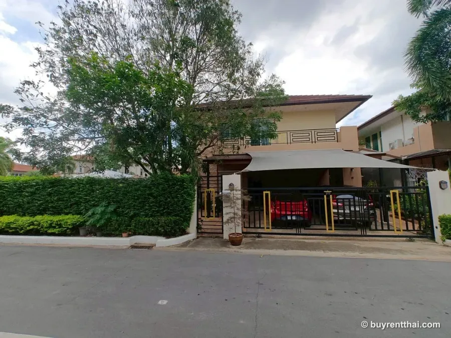 For sale: Corner detached house with swimming pool, well-built with deep 23-meter piles. Prawet Bangkok 2
